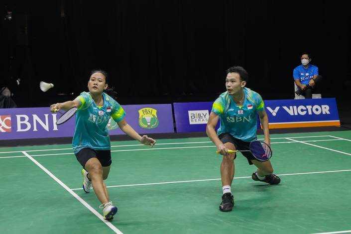 Rinov Rivaldy/Pitha Haningtyas Mentari (Indonesia) mengembalikan shuttlecock. (Foto: PP PBSI) Rinov Rivaldy/Pitha Haningtyas Mentari (Indonesia) mengembalikan shuttlecock. (Foto: PP PBSI)