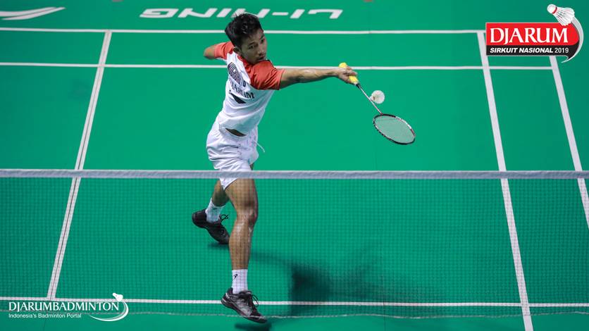 Bagas Kristianto Nugroho (tim Ploso) mengembalikan shuttlecock. Bagas Kristianto Nugroho (tim Ploso) mengembalikan shuttlecock.