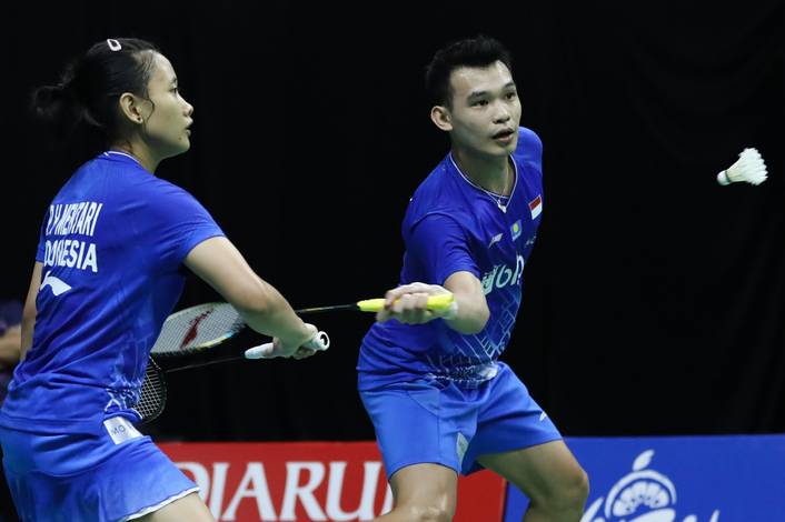 Rinov Rivaldy/Pitha Haningtyas Mentari bersiap menghadang pengembalian. Rinov Rivaldy/Pitha Haningtyas Mentari bersiap menghadang pengembalian.