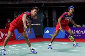 Fajar Alfian/Muhammad Rian Ardianto (Indonesia) bersiap menghadang serangan lawan. (Copyright: Badmintonphoto | Courtesy of BWF)