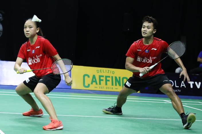 Akbar Bintang Cahyono/Winny Oktavina Kandow bersiap menyambut pengembalian. Akbar Bintang Cahyono/Winny Oktavina Kandow bersiap menyambut pengembalian.