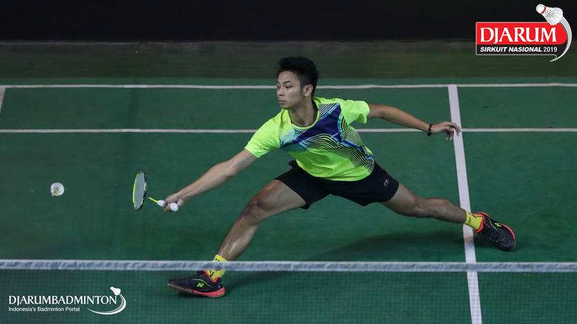 Jovi Michael (PB Focus Badminton Club) menyambut pengembalian. Jovi Michael (PB Focus Badminton Club) menyambut pengembalian.