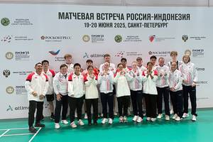 Para pemain dan pelatih Indonesia dan Rusia (Humas PP PBSI)