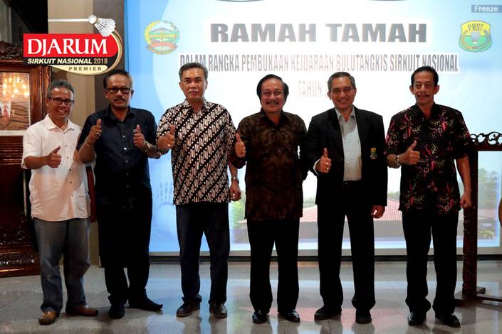 PLT Bupati Banyuwangi, Budhi Setiawan (Ketiga dari Kanan) berfoto bersama Ketua Umum Pengprov PBSI Jawa Tengah, Andy Krisdasusila (Kedua dari Kanan) dan Para Panitia Djarum Sirkuit Nasional Li-ning Jawa Tengah Open 2018
