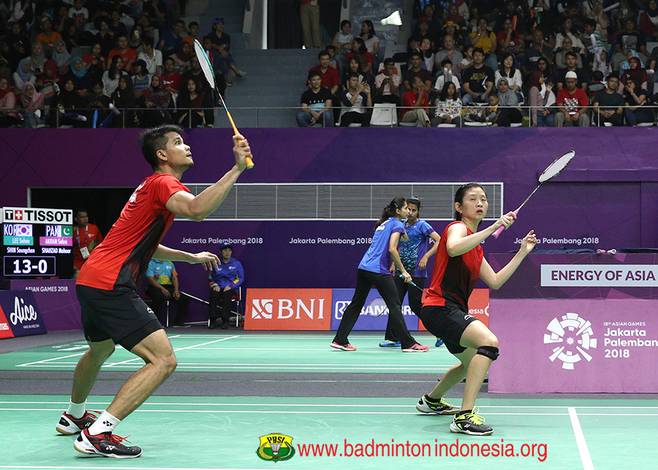 Ricky Karanda Suwardi/Debby Susanto bersiap menyambut pengembalian. Ricky Karanda Suwardi/Debby Susanto bersiap menyambut pengembalian.