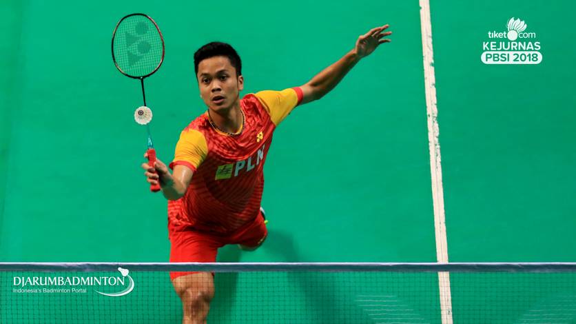Anthony Sinisuka Ginting (SGS PLN) bersiap menyambut pengembalian. Anthony Sinisuka Ginting (SGS PLN) bersiap menyambut pengembalian.