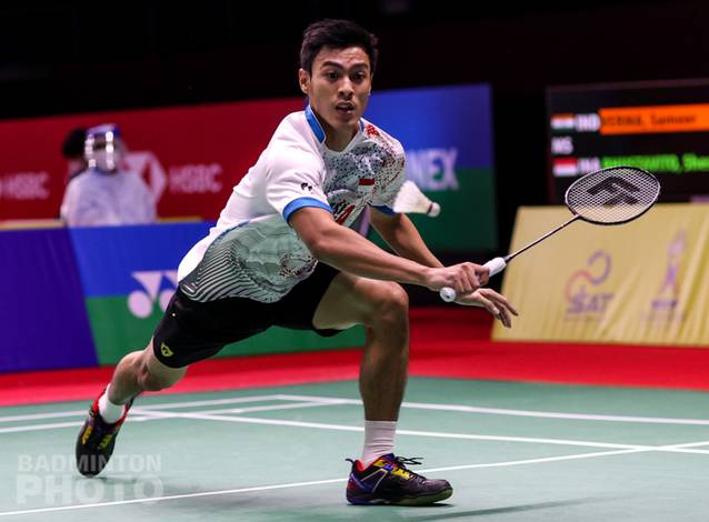 Tunggal putra Indonesia, Shesar Hiren Rhustavito berusaha menggapai pengembalian. (Copyright: Badmintonphoto | Courtesy of BWF) Tunggal putra Indonesia, Shesar Hiren Rhustavito berusaha menggapai pengembalian. (Copyright: Badmintonphoto | Courtesy of BWF)