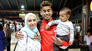 Tontowi Ahmad dan Keluarga