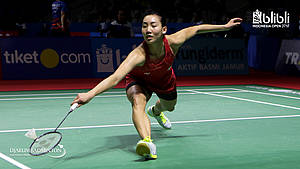 Michelle Li (Kanada) menggapai pengembalian.