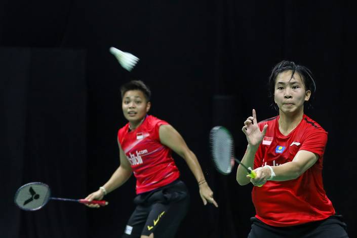 Apriyani Rahayu/Mychelle Chrystine Bandaso mengembalikan shuttlecock. Apriyani Rahayu/Mychelle Chrystine Bandaso mengembalikan shuttlecock.