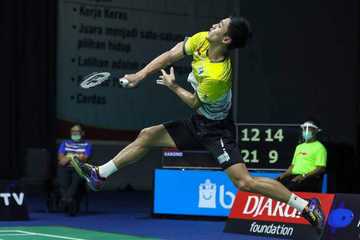 Shesar Hiren Rhustavito melepaskan serangan. Shesar Hiren Rhustavito melepaskan serangan.