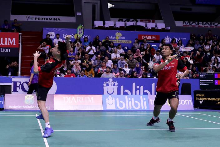 Berry Angriawan/Kevin Sanjaya Sukamuljo (PB Djarum) bersiap menyambut pengembalian. Berry Angriawan/Kevin Sanjaya Sukamuljo (PB Djarum) bersiap menyambut pengembalian.