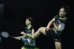Hafiz Faizal/Gloria Emanuelle Widjaja melepaskan serangan.