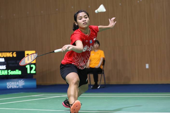 Gregoria Mariska Tunjung (Indonesia) menyambut pengembalian. Gregoria Mariska Tunjung (Indonesia) menyambut pengembalian.