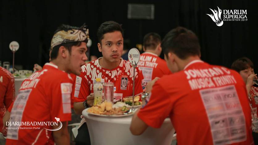 Anthony Sinisuka Ginting (tengah) bersama Jonatan Christie (kanan).