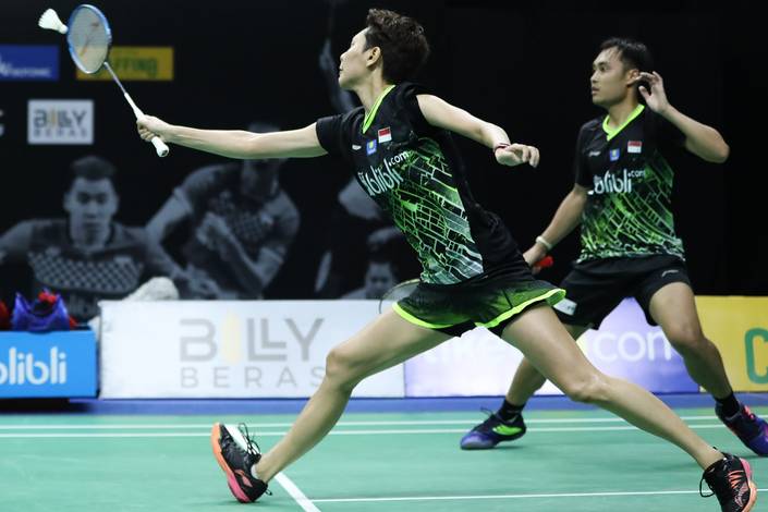 Hafiz Faizal/Gloria Emanuelle Widjaja mengembalikan shuttlecock. Hafiz Faizal/Gloria Emanuelle Widjaja mengembalikan shuttlecock.