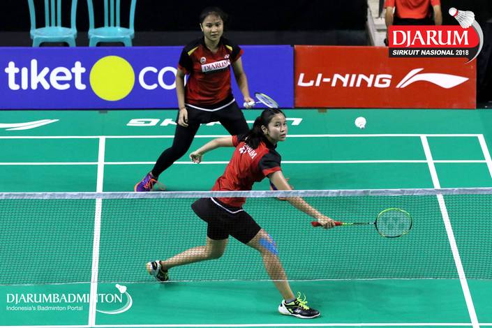 Salli Lin/Sang Ayu Putu Kharisma Maharani (PB Djarum Kudus) mengembalikan shuttlecock. Salli Lin/Sang Ayu Putu Kharisma Maharani (PB Djarum Kudus) mengembalikan shuttlecock.