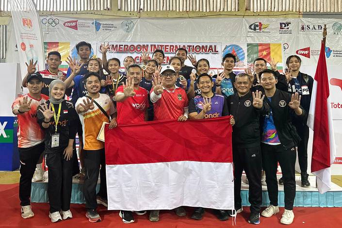 Para pemain dan ofisial Indonesia serta Agung Cahaya Sumirat (Dok. KBRI Yaoundé) Para pemain dan ofisial Indonesia serta Agung Cahaya Sumirat (Dok. KBRI Yaoundé)