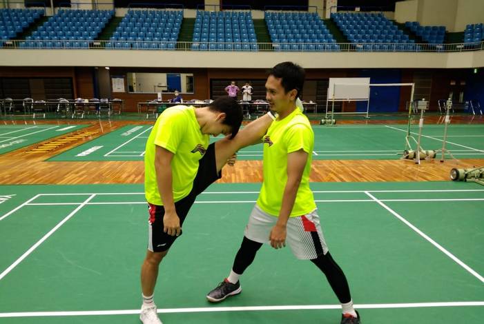Mohammad Ahsan (kanan) saat membantu Marcus Fernaldi Gideon peregangan. (Foto: PP PBSI) Mohammad Ahsan (kanan) saat membantu Marcus Fernaldi Gideon peregangan. (Foto: PP PBSI)