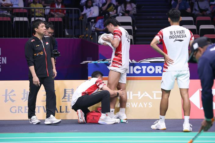 Daniel Marthin mendapatkan perawatan medis dalam laga penyisihan grup Piala Sudirman 2025 (Humas PP PBSI) Daniel Marthin mendapatkan perawatan medis dalam laga penyisihan grup Piala Sudirman 2025 (Humas PP PBSI)