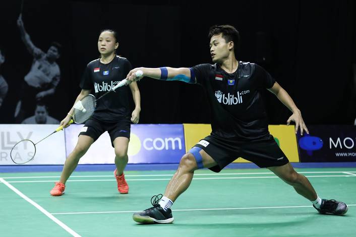 Akbar Bintang Cahyono/Winny Oktavina Kandow mengembalikan shuttlecock. Akbar Bintang Cahyono/Winny Oktavina Kandow mengembalikan shuttlecock.