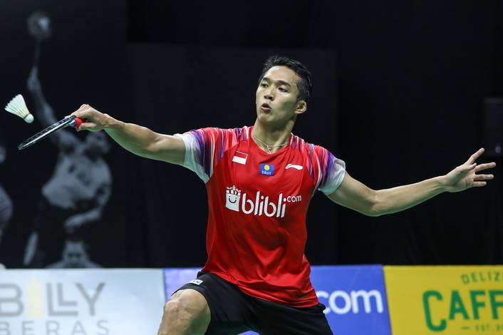 Jonatan Christie mengembalikan shuttlecock. Jonatan Christie mengembalikan shuttlecock.