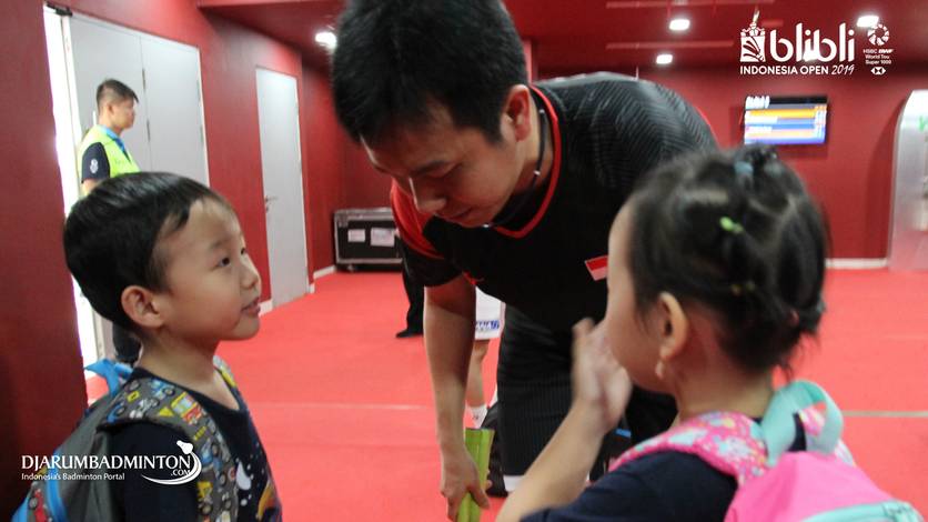 Hendra Setiawan dan anak-anaknya di Players Services Hendra Setiawan dan anak-anaknya di Players Services