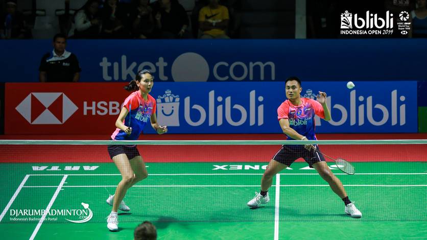 Ganda campuran Indonesia, Hafiz Faizal/Gloria Emanuelle Widjaja mengembalikan shuttlecock. Ganda campuran Indonesia, Hafiz Faizal/Gloria Emanuelle Widjaja mengembalikan shuttlecock.
